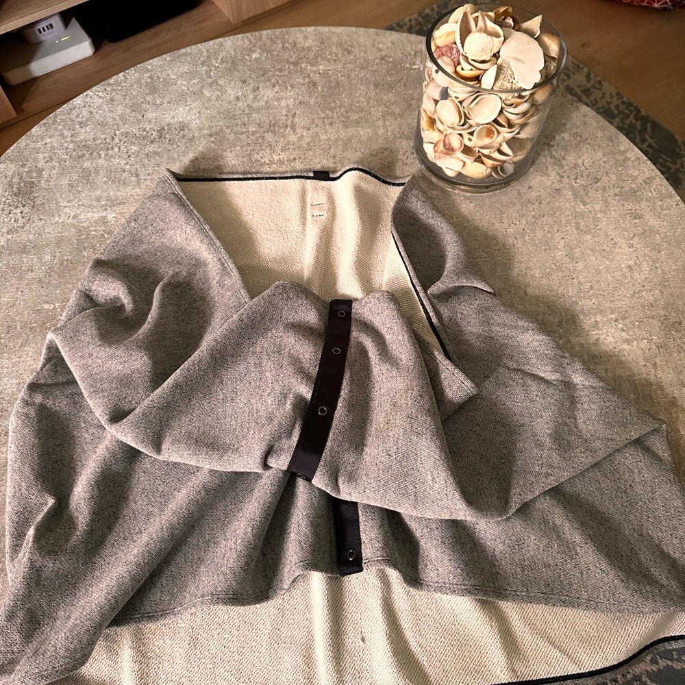 Lululemon Athletica Gray and Cream Cozy vinyasa Snap Scarf